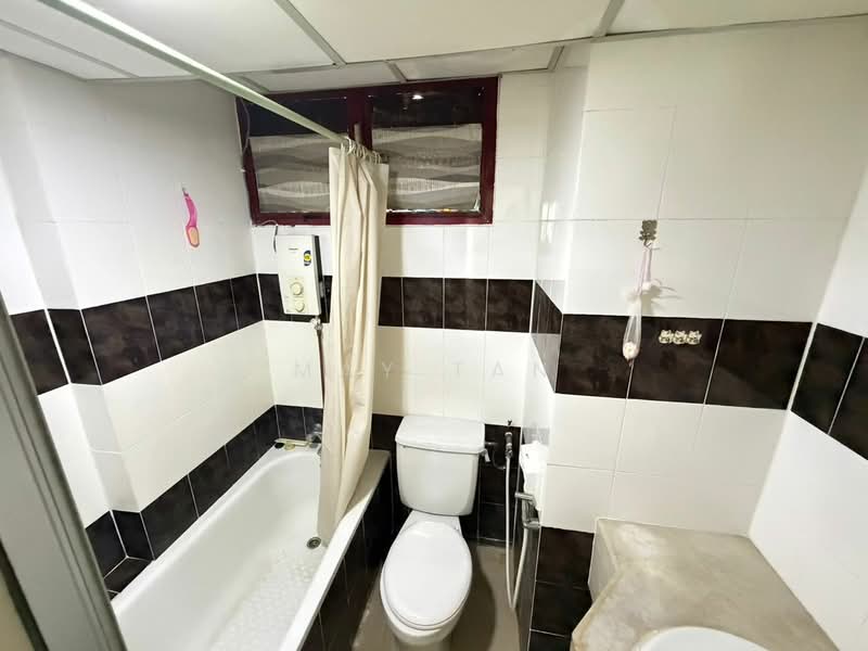 Condominium for Sale at Marina Bay Condominium - May Tan - Bathroom - PropertyGuru.com.my