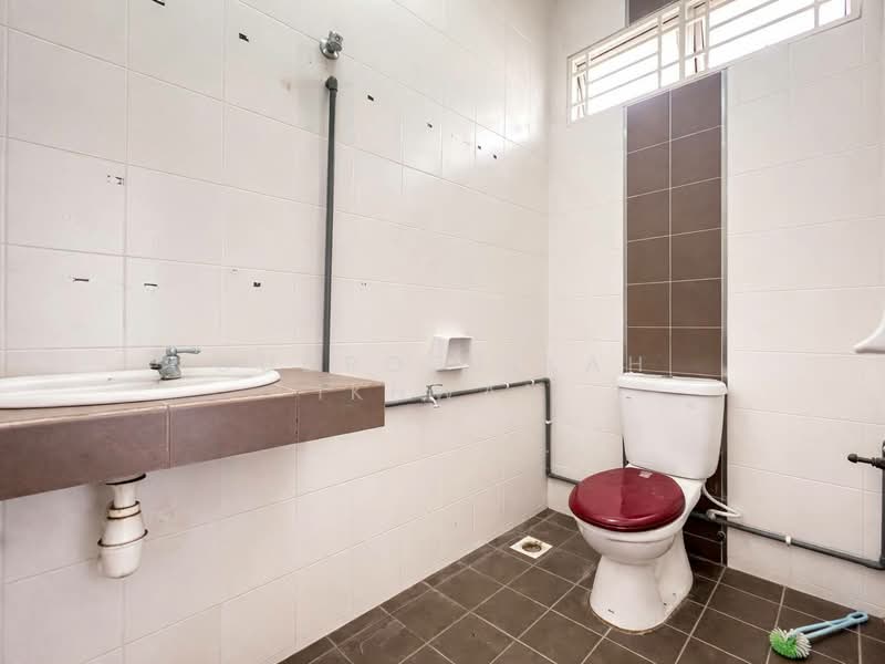 Semi-Detached House for Sale in Sungai Merab (Dengkil) - Gudrotullah Ikhwan - Bathroom - PropertyGuru.com.my