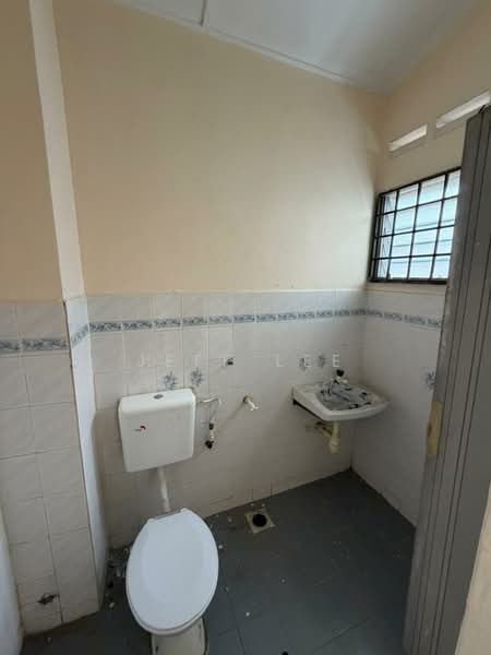 2-storey Terraced House for Sale in Bandar Selesa Jaya (Skudai) - Jeff Lee - Bathroom - PropertyGuru.com.my