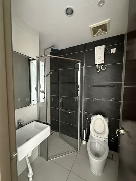 Condominium for Sale at Bay Laurel @ Country Garden Danga Bay - Angela Chong - Bathroom - PropertyGuru.com.my