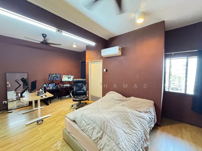 3-storey Terraced House for Sale in Ampang Jaya (Ampang) - Adi Mohamad - Bedroom - PropertyGuru.com.my