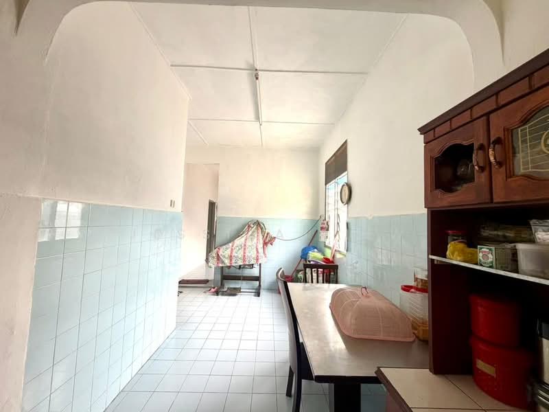 Taman Johor Jaya Jalan teratai single storey untuk Untuk Dijual - RM 538,000, Apr 2026 - Kitchen - PropertyGuru.com.my