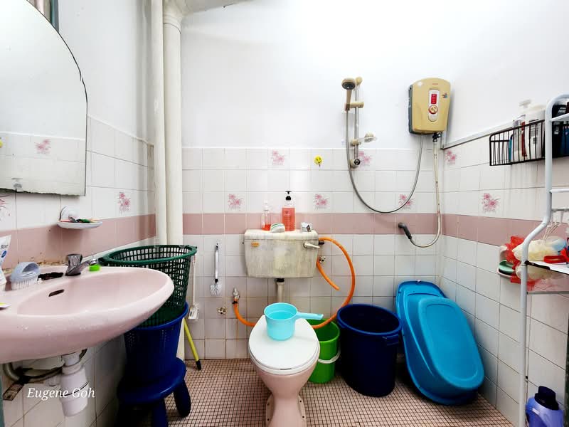 Kondominium untuk Dijual di Genting Court Condominium - Eugene Goh - Master Bathroom - PropertyGuru.com.my