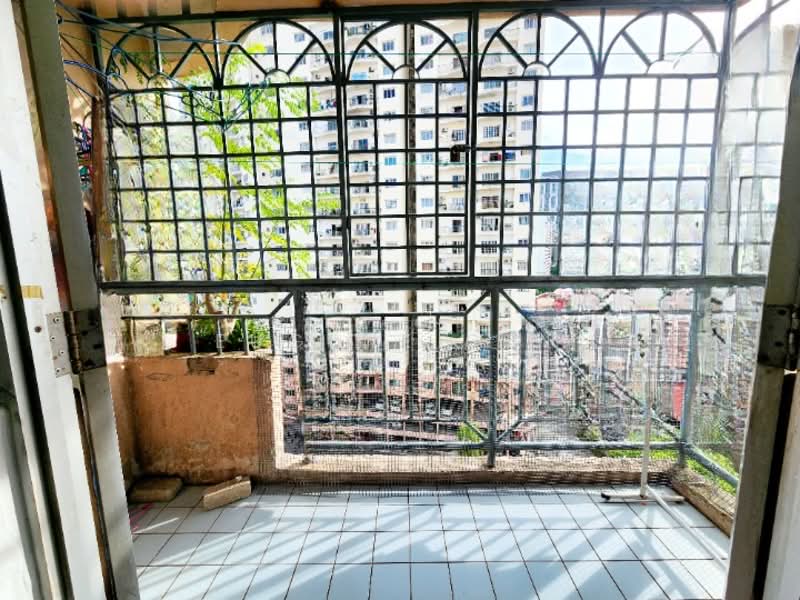 Kondominium untuk Dijual di Genting Court Condominium - Eugene Goh - Balcony - PropertyGuru.com.my