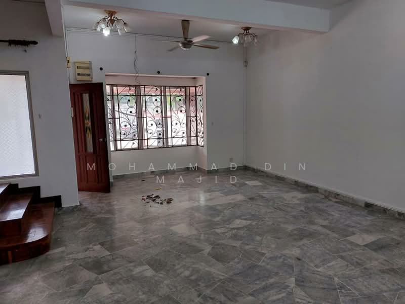 2-storey Terraced House for Sale in Taman Kelana Idaman (Ara Damansara) - Mohammad Din Majid - Living Room - PropertyGuru.com.my
