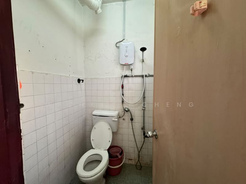 Apartment for Rent at Taman Naga Emas Apartment - MICHELLE CHENG - Bathroom - PropertyGuru.com.my