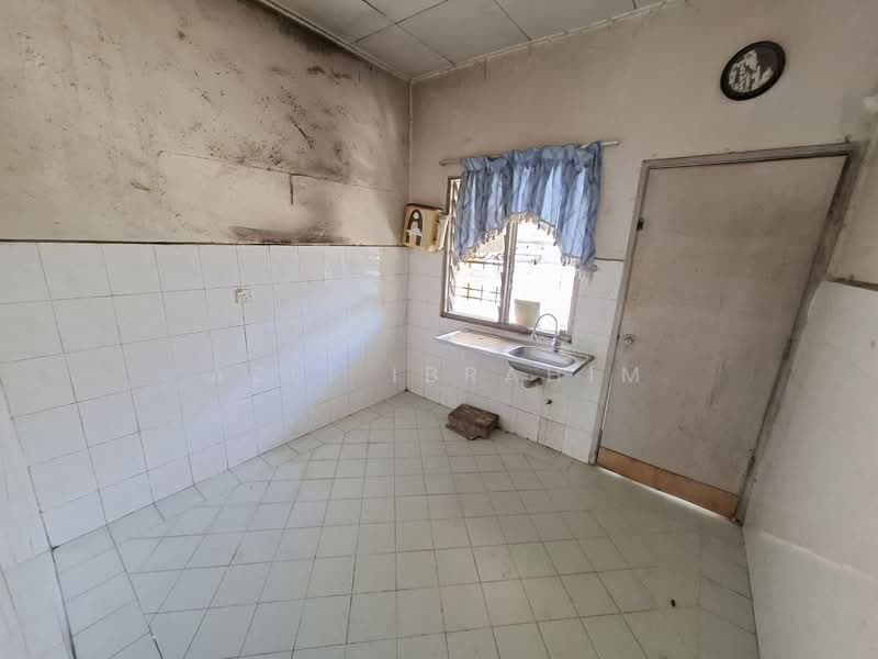 1-storey Terraced House for Sale in Bandar Tasik Puteri (Rawang) - Azli Ibrahim - Kitchen - PropertyGuru.com.my