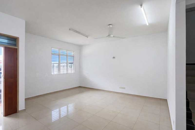 Rumah Teres untuk Dijual di Taman Selayang Utama (Selayang) - Fauzi Abdullah - Living Room - PropertyGuru.com.my