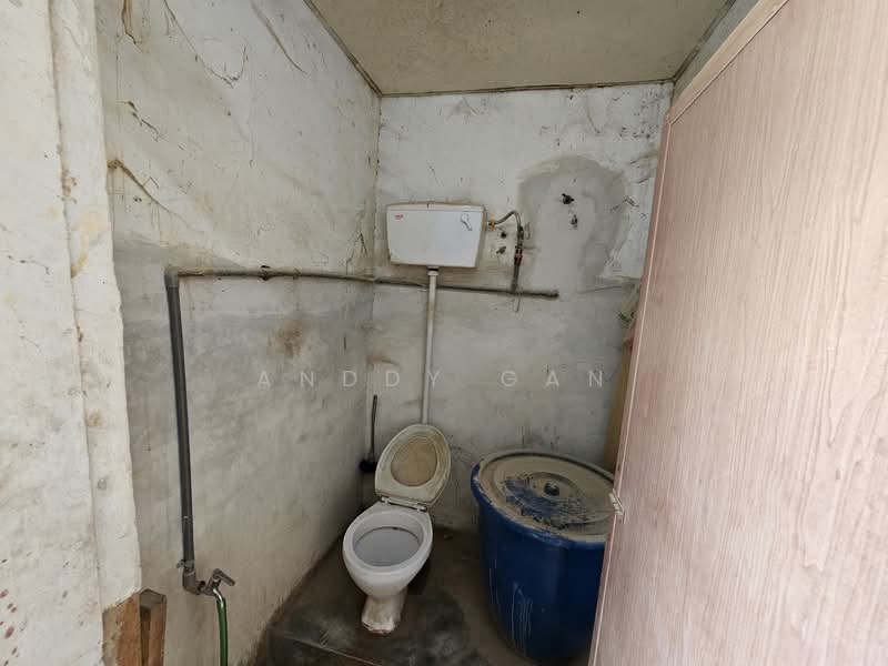 Terrace Factory for Sale in Taman Perindustrian Pandamaran (Pelabuhan Klang) - Anddy Gan - Bathroom - PropertyGuru.com.my