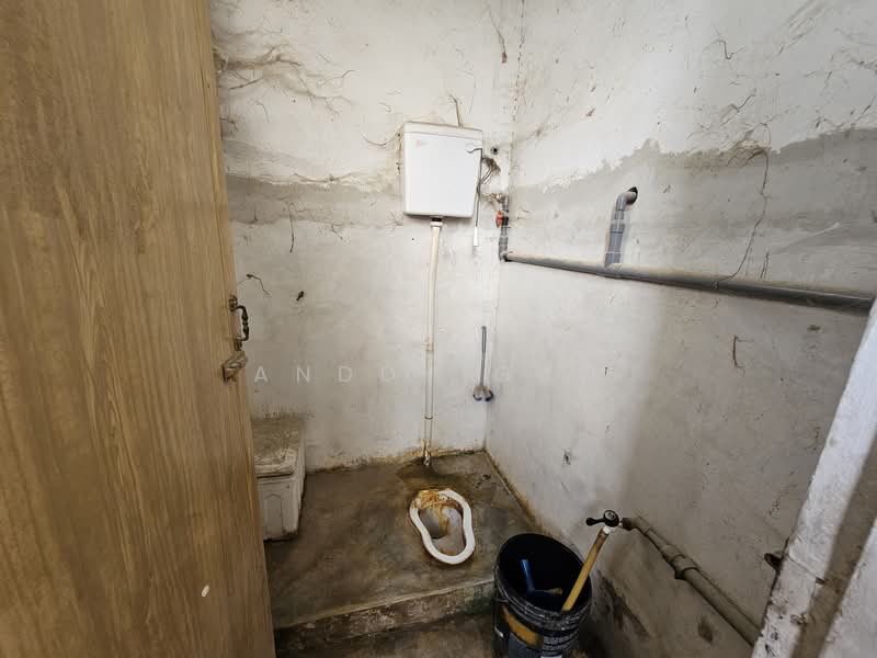 Terrace Factory for Sale in Taman Perindustrian Pandamaran (Pelabuhan Klang) - Anddy Gan - Bathroom - PropertyGuru.com.my