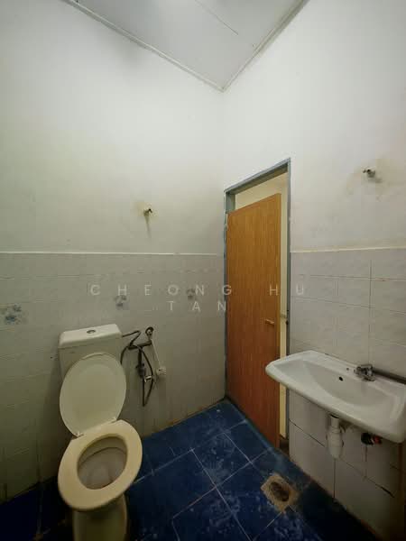 2-storey Terraced House for Sale in Seremban (Negeri Sembilan) - Cheong Hu Tan - Bathroom - PropertyGuru.com.my
