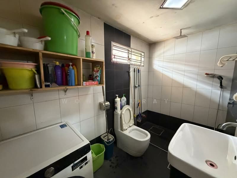 1-storey Terraced House for Sale in Taman Johor Jaya (Johor Bahru) - Wong Ouray - Bathroom - PropertyGuru.com.my