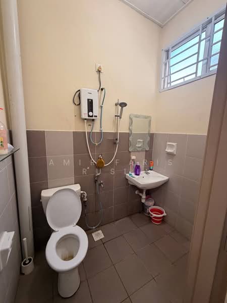 Rumah Teres 2 Tingkat untuk Dijual di Bandar Putra (Kulai) - Amir Faris Rusli - Bathroom - PropertyGuru.com.my