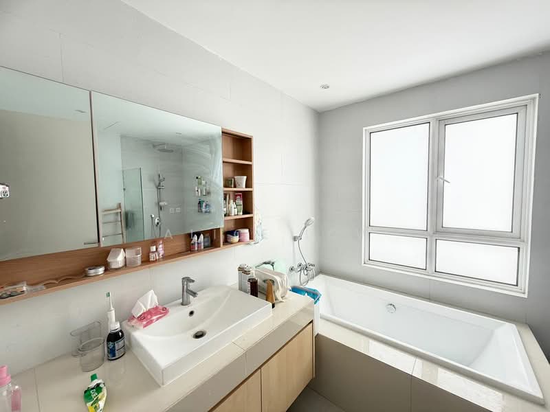 3-storey Terraced House for Sale in Batu Arang (Selangor) - Alice Low - Bathroom - PropertyGuru.com.my