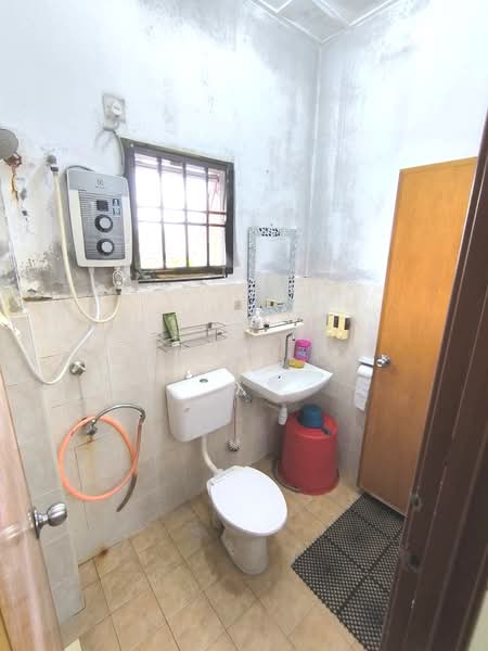 2-storey Terraced House for Sale in Taman Setia Indah (Tebrau) - Carol Low - Bathroom - PropertyGuru.com.my