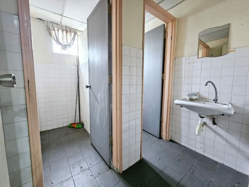 Semi-D Factory for Sale in Permas Jaya (Johor) - Sausa Lee - Bathroom - PropertyGuru.com.my