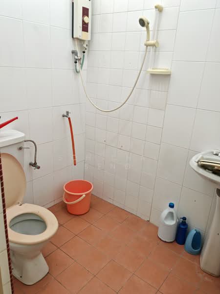Semi-Detached House for Sale in Taman Century (Johor Bahru) - Soh Chai Seng - Bathroom - PropertyGuru.com.my