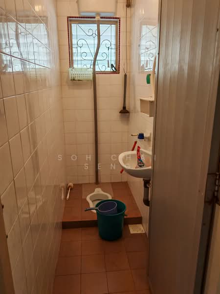 Semi-Detached House for Sale in Taman Century (Johor Bahru) - Soh Chai Seng - Bathroom - PropertyGuru.com.my