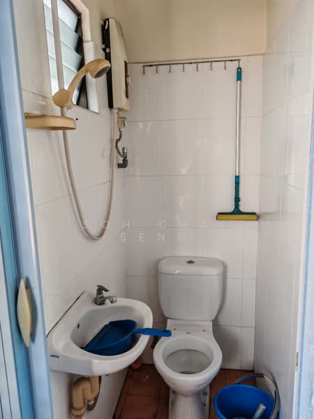 Semi-Detached House for Sale in Taman Century (Johor Bahru) - Soh Chai Seng - Bathroom - PropertyGuru.com.my