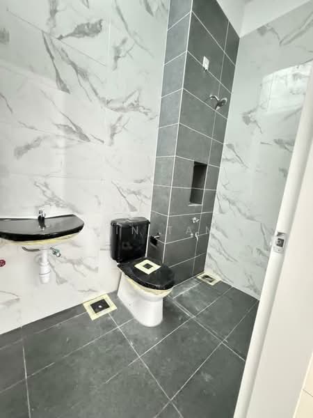 Semi-Detached House for Sale in Bandar Putra (Kulai) - Win Tan - Bathroom - PropertyGuru.com.my