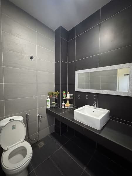 Rumah Banglo untuk Dijual di Bandar Springhill (Jimah) - Kelly See - Bathroom - PropertyGuru.com.my