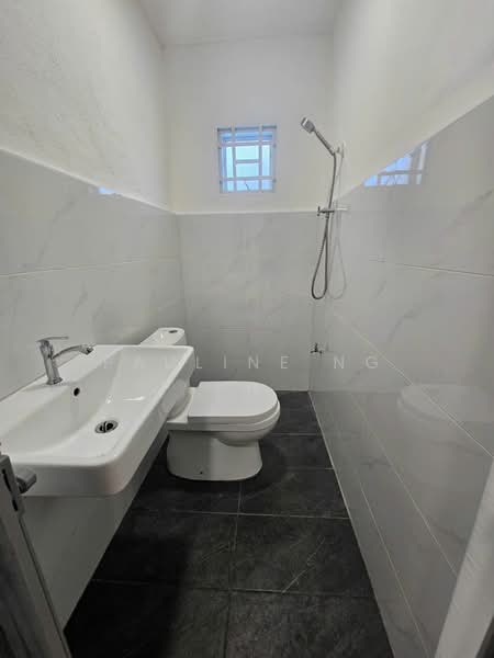 Taman Tiram Jaya untuk Untuk Dijual - RM 368,000, Apr 2026 - Bathroom - PropertyGuru.com.my