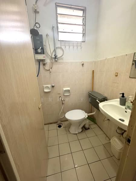 Apartment for Rent at Mutiara Perdana (Mutiara Court) - Terry Yee - Bathroom - PropertyGuru.com.my