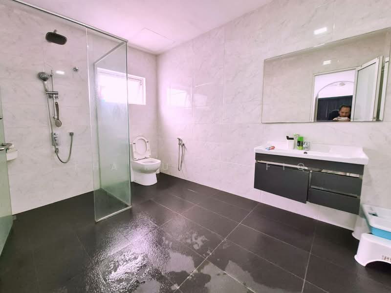 Bungalow for Sale in Seksyen 8 (Shah Alam) - Khairul Syafiq - Bathroom - PropertyGuru.com.my