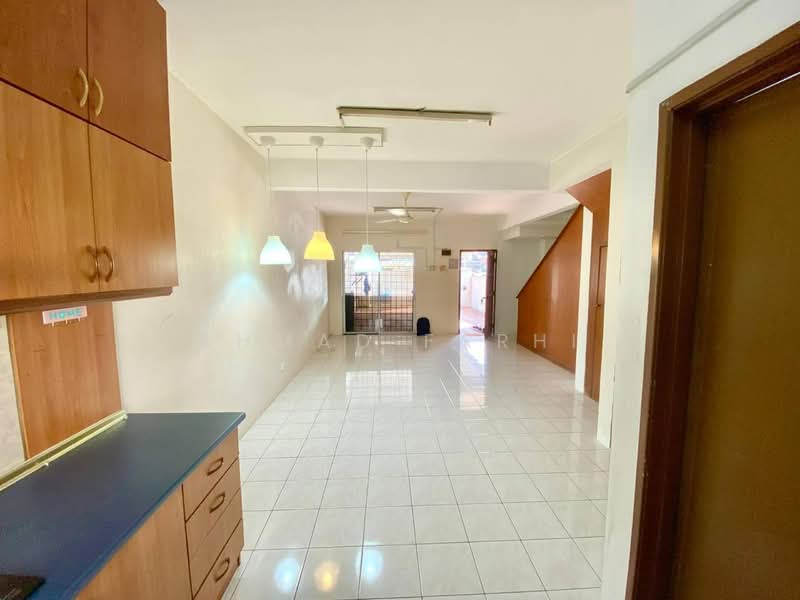 Terraced House for Sale in Taman Pinggiran Putra (Seri Kembangan) - Ahmad Farhi - Living Room - PropertyGuru.com.my
