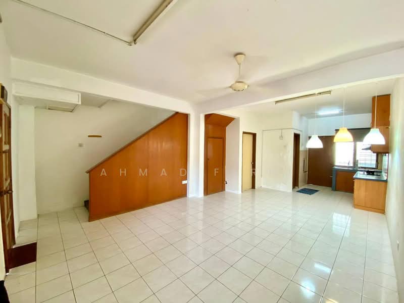 Terraced House for Sale in Taman Pinggiran Putra (Seri Kembangan) - Ahmad Farhi - Living Room - PropertyGuru.com.my