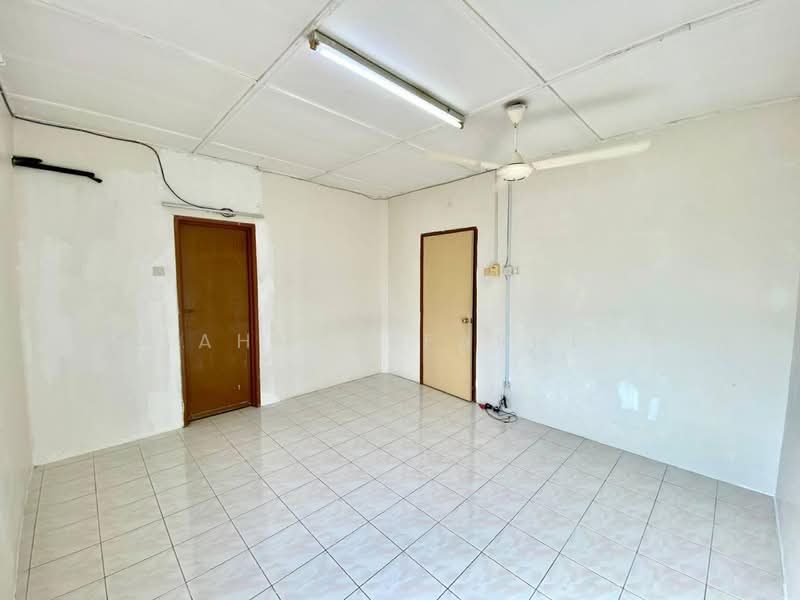 Terraced House for Sale in Taman Pinggiran Putra (Seri Kembangan) - Ahmad Farhi - Interior - PropertyGuru.com.my