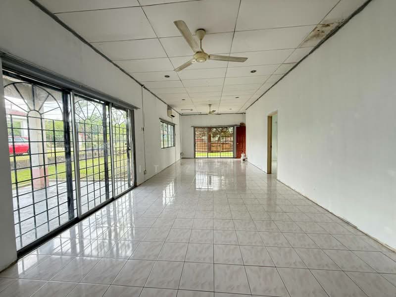 Bungalow for Sale in Bandar Putra Permai (Seri Kembangan) - Pit Zahid - Living Room - PropertyGuru.com.my