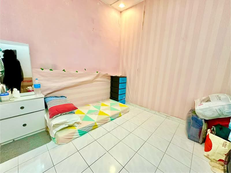 1-storey Terraced House for Sale in Seri Kembangan (Selangor) - Syakir Adman - Bedroom - PropertyGuru.com.my