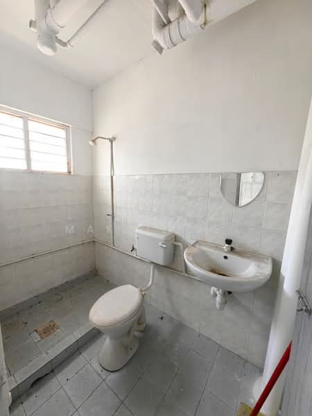 Condominium for Sale at Pelangi Indah Condominium - Mak Oliver - Bathroom - PropertyGuru.com.my