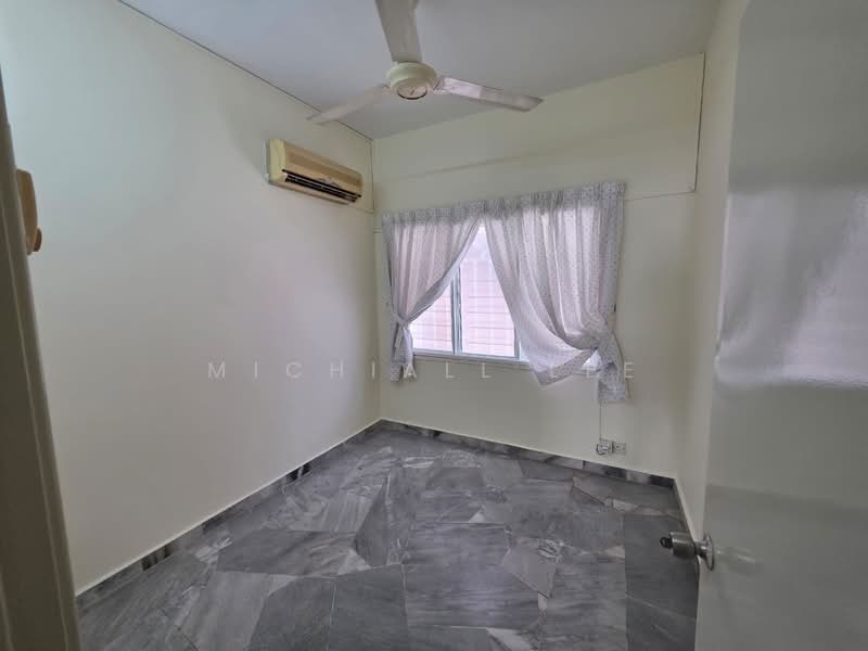 Guest Bedroom (lower floor) 