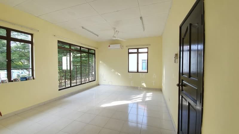 2-storey Terraced House for Sale in Bandar Dato Onn (Tebrau) - Azlan Ismail aiproperty - Living Room - PropertyGuru.com.my