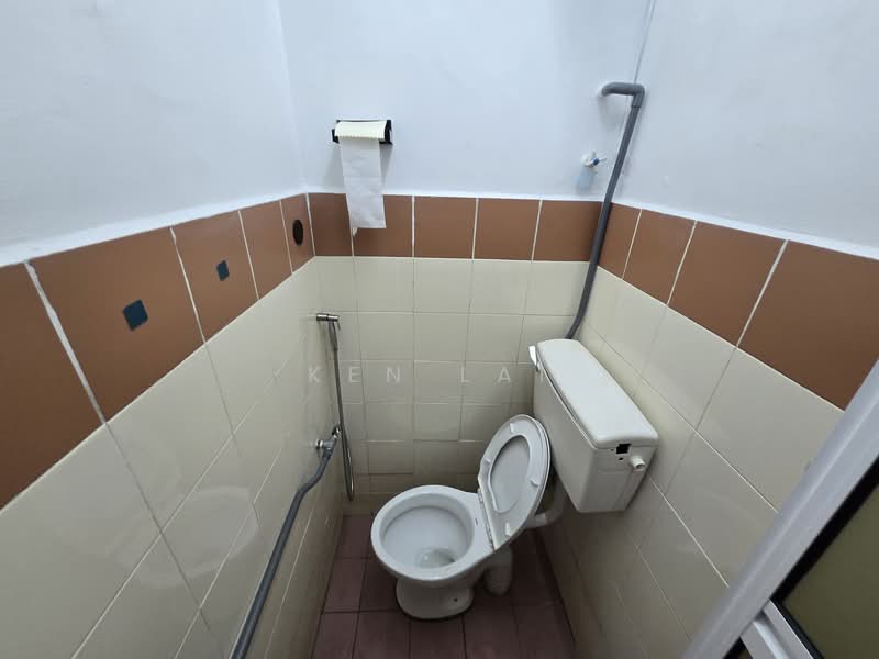 Apartment Sri Rakyat untuk Untuk Dijual - RM 250,000, Apr 2026 - Bathroom - PropertyGuru.com.my