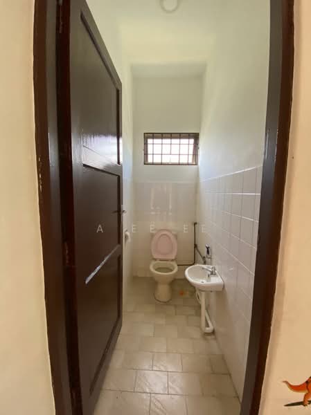 Semi-Detached House for Sale in Island Park (Jelutong) - A Ee Ee - Bathroom - PropertyGuru.com.my