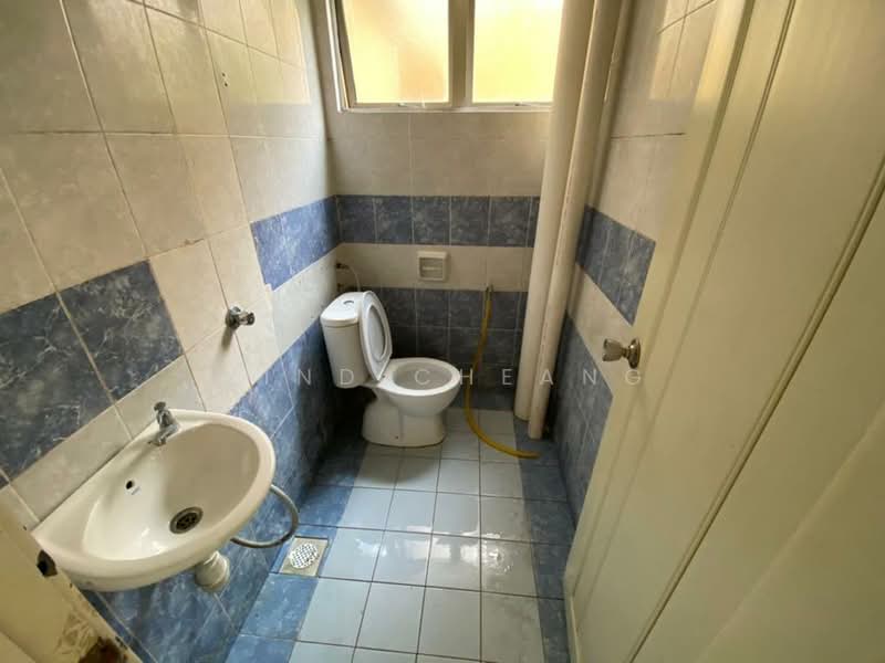 Apartment for Rent at Pelangi Apartment - Wind Cheang - Bathroom - PropertyGuru.com.my
