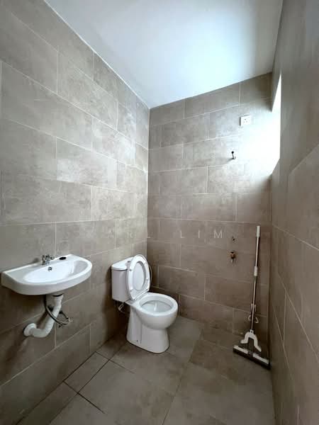 1.5-storey Terraced House for Sale in Taman Bukit Jaya (Ulu Tiram) - Karl Lim - Bathroom - PropertyGuru.com.my