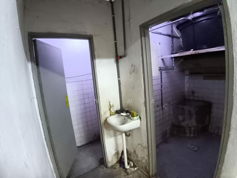 taman wahyu factory 30x120 untuk Untuk Disewa - RM 9,500 /bulan, Apr 2026 - Bathroom - PropertyGuru.com.my