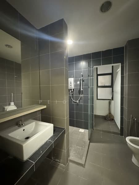 Servis Apartment untuk Dijual di Hedgeford 10 Residences - PeiGee . - Bathroom - PropertyGuru.com.my