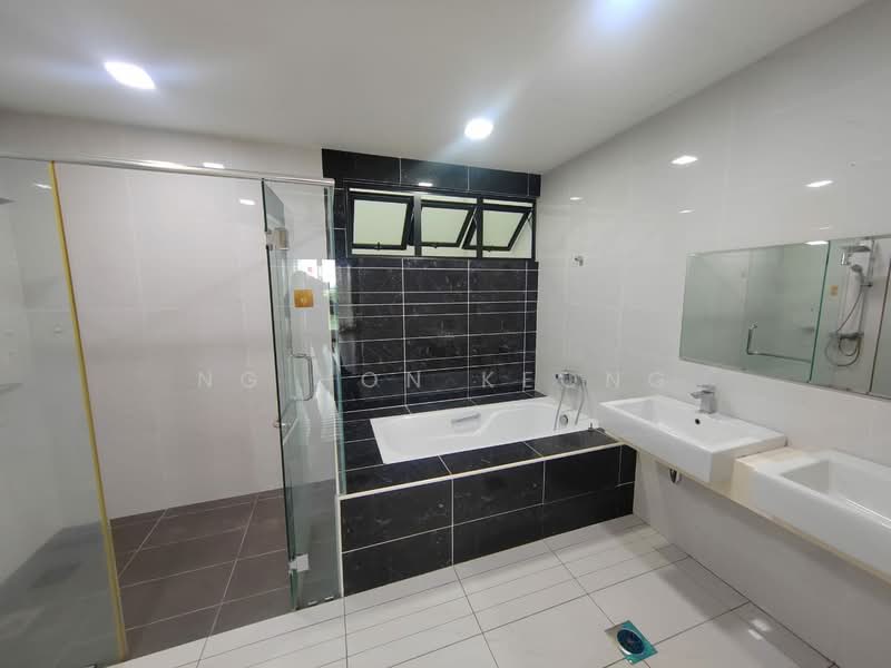 Semi-Detached House for Sale in Puchong (Selangor) - Ng Hon Keong - Bathroom - PropertyGuru.com.my