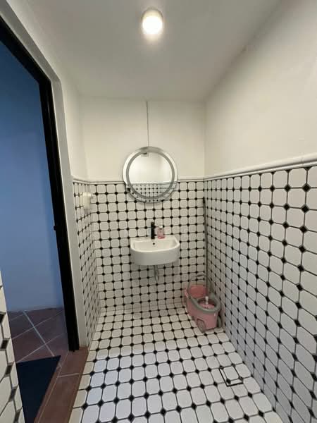 Shop / Office for Rent in Kampung Jawa Baru (George Town) - Xinnee . - Bathroom - PropertyGuru.com.my