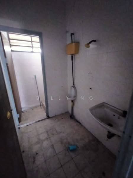 Kilang untuk Disewa di Kawasan Perindustrian Ringan Bercham (Ipoh) - Billy Ng - Bathroom - PropertyGuru.com.my