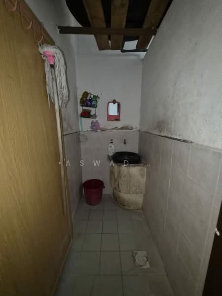 1-storey Terraced House for Sale in Taman Mutiara (Sungai Kob) - Aswad . - Bathroom - PropertyGuru.com.my
