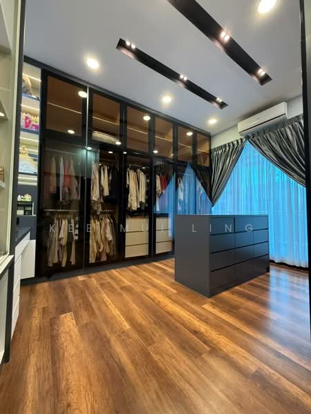 Nusa Duta untuk Untuk Dijual - RM 2,000,000, Apr 2026 - Walk in wardrobe - PropertyGuru.com.my