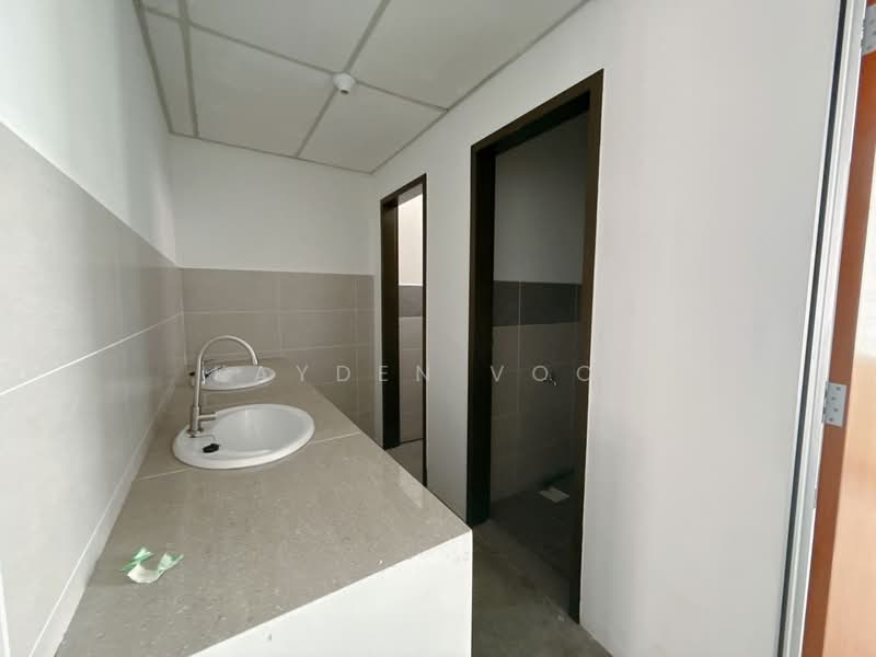 Pelangi Indah Jalan Cantik 20 Three Storey Shop lot ground floor untuk Untuk Disewa - RM 4,200 /bulan, Apr 2026 - Bathroom - PropertyGuru.com.my