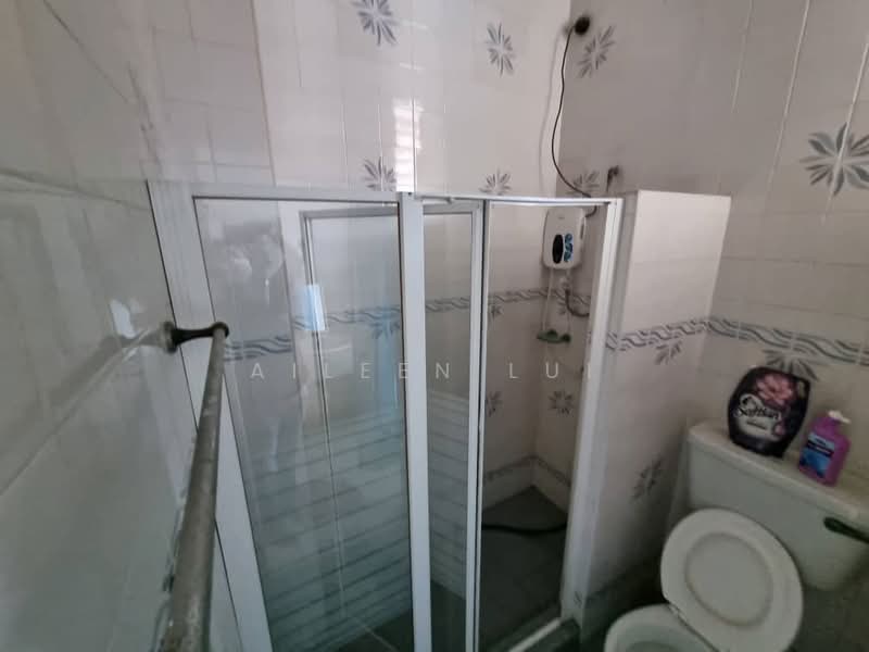 1.5-storey Terraced House for Sale in Taman Molek (Johor Bahru) - Aileen Lui - Bathroom - PropertyGuru.com.my