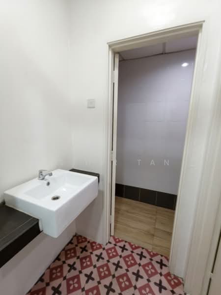 Shop / Office for Rent in Kampung Sungai Kayu Ara (Petaling Jaya) - Esther Tan - Bathroom - PropertyGuru.com.my